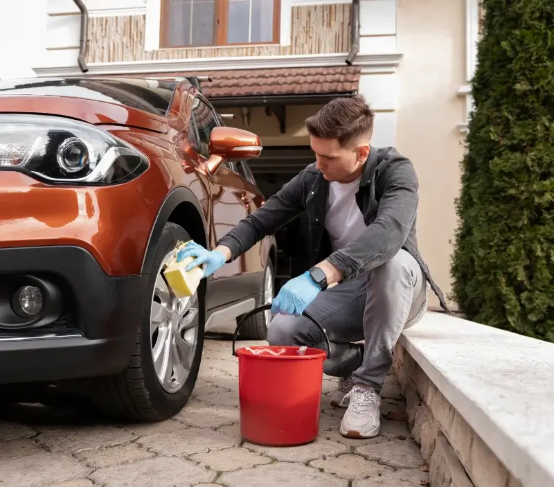 Lavage auto à domicile Dourdain : professionnel intervenant sur un véhicule